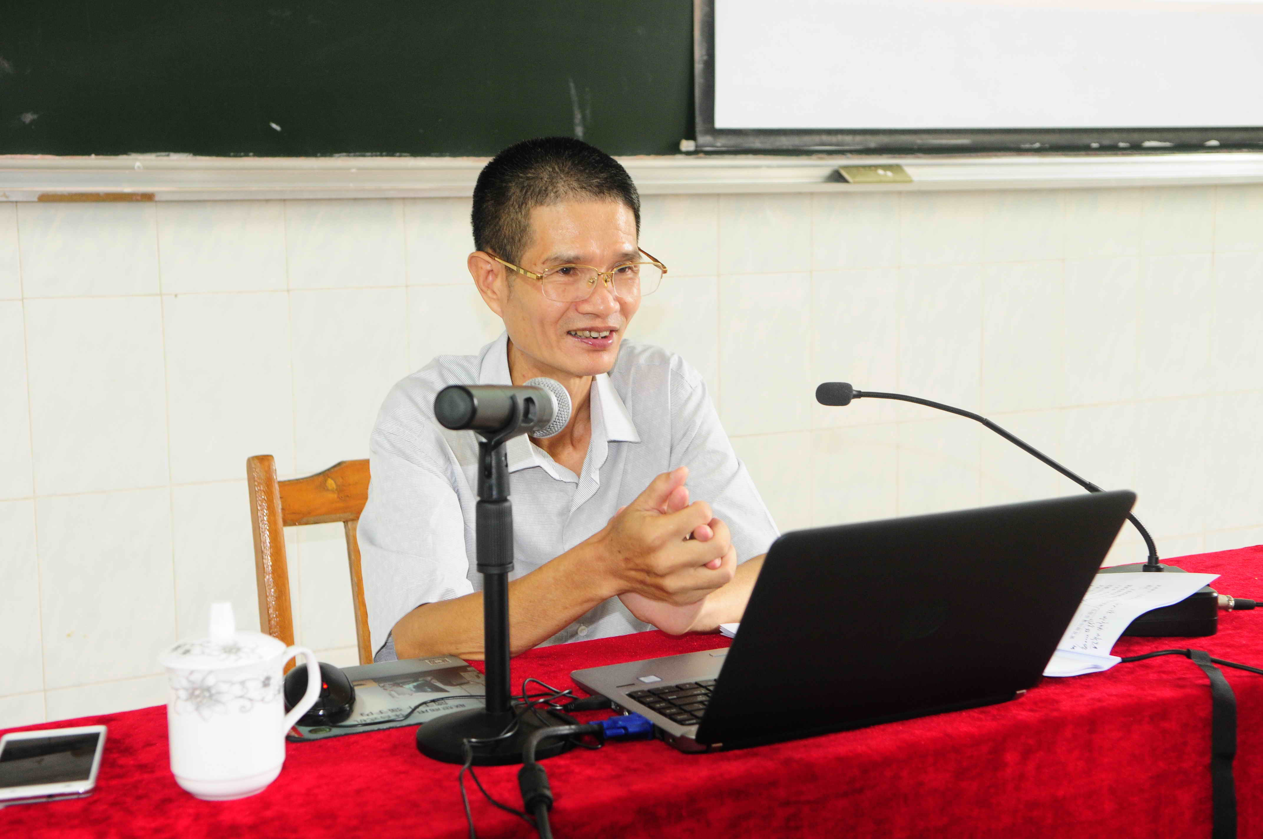 F:\网络稿件\2017年9月网络\2017年9月12日 书记开学第一课 主讲：谢琼杰 拍摄：刘静\DSC_2499 1.jpg