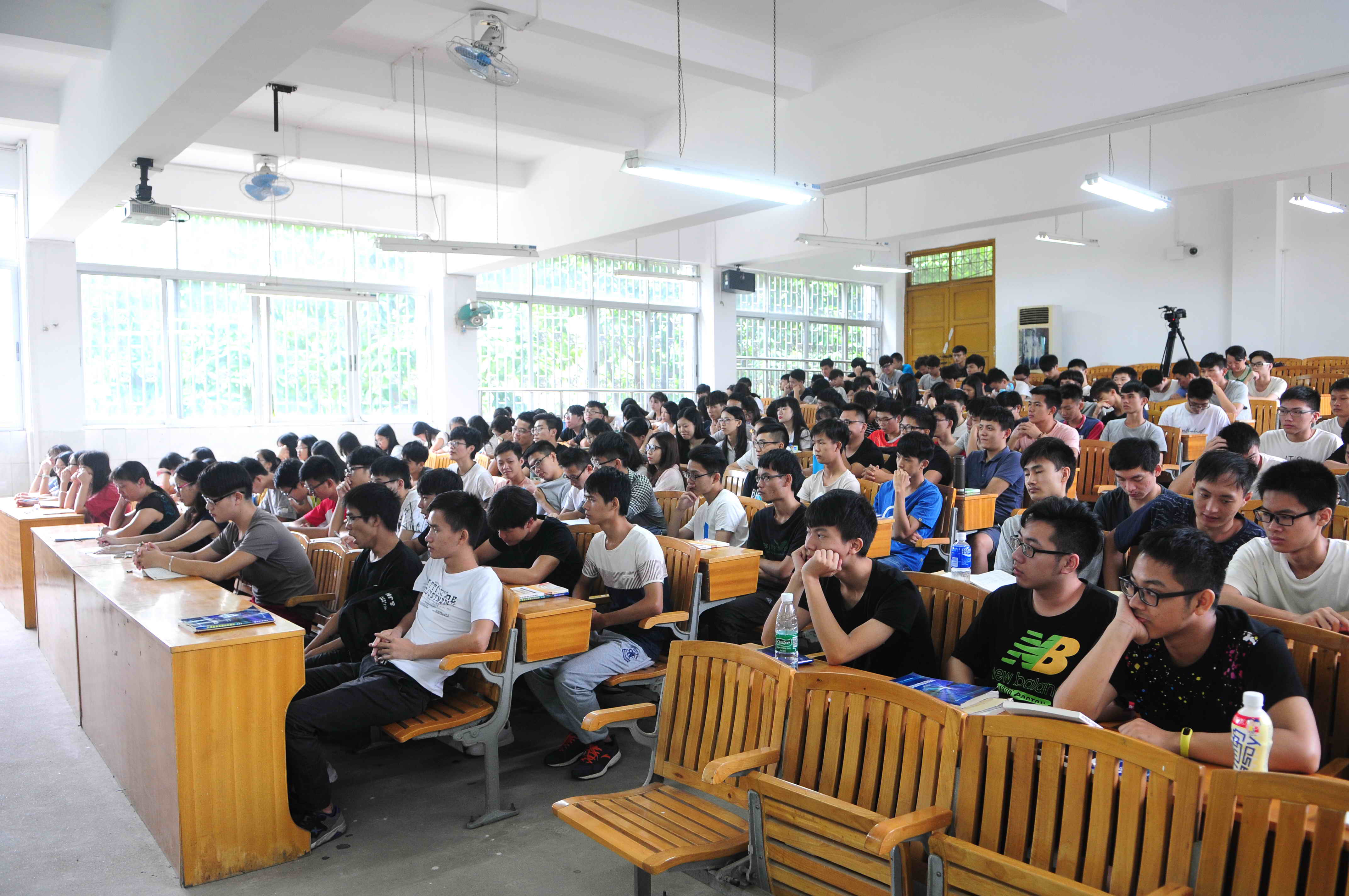 F:\网络稿件\2017年9月网络\2017年9月12日 书记开学第一课 主讲：谢琼杰 拍摄：刘静\DSC_2496 1.jpg