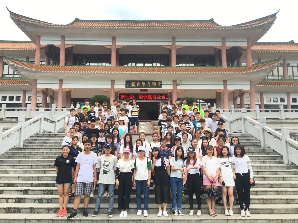 F:\网络稿件\2017年6月网络\纯文纯相\33.参观马坝人遗址（摄影：罗斯嘉）.jpg