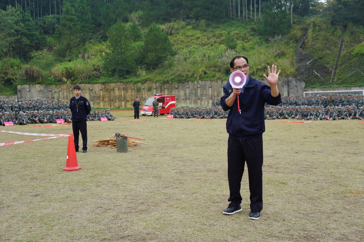 2017级新生消防演练暨消防安全教育1.jpg